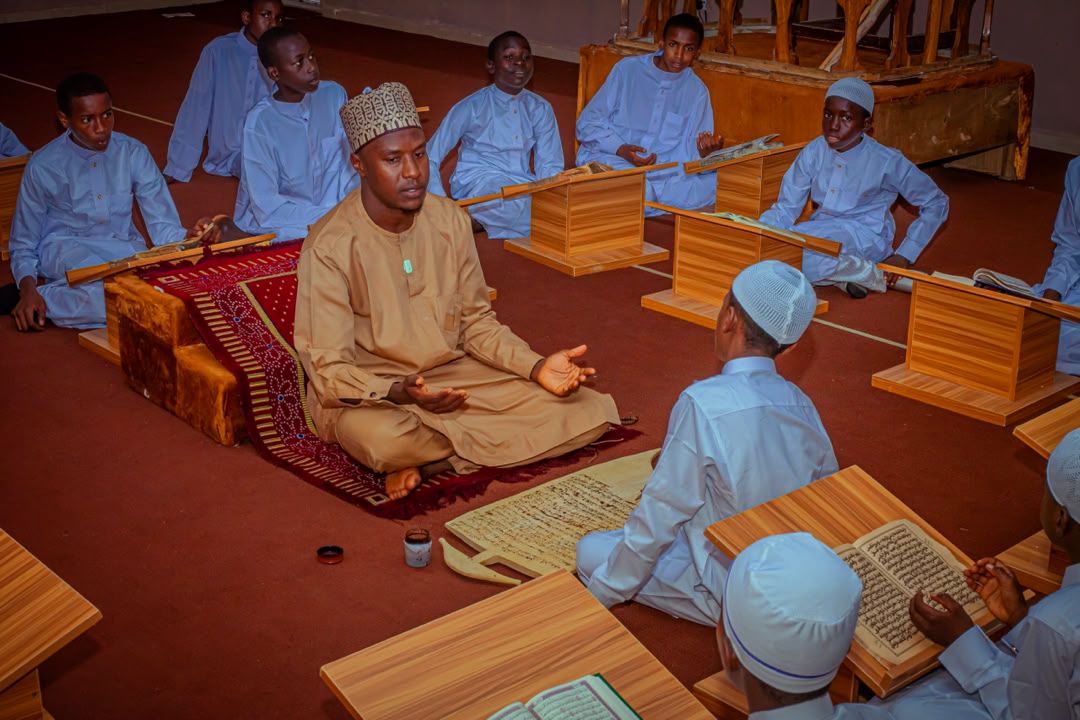 A teacher leading a Qur'an class in the halqa